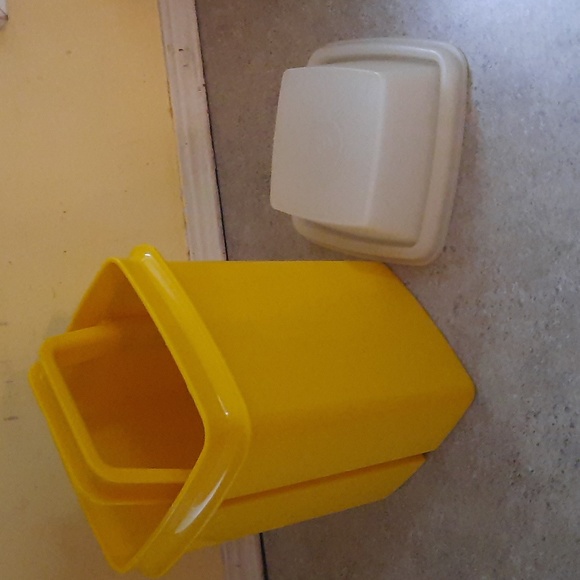 Tupperware "pick-a-deli" pickle keeper - Picture 2 of 3